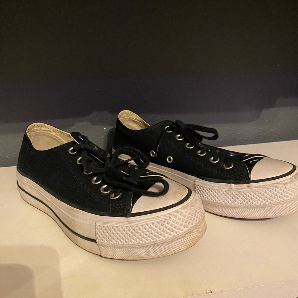 black platform converses 🩷. Will be cleaned before sent out